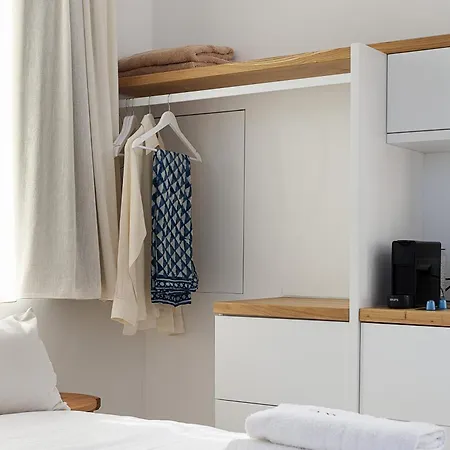 Hub Hospitality Готель *